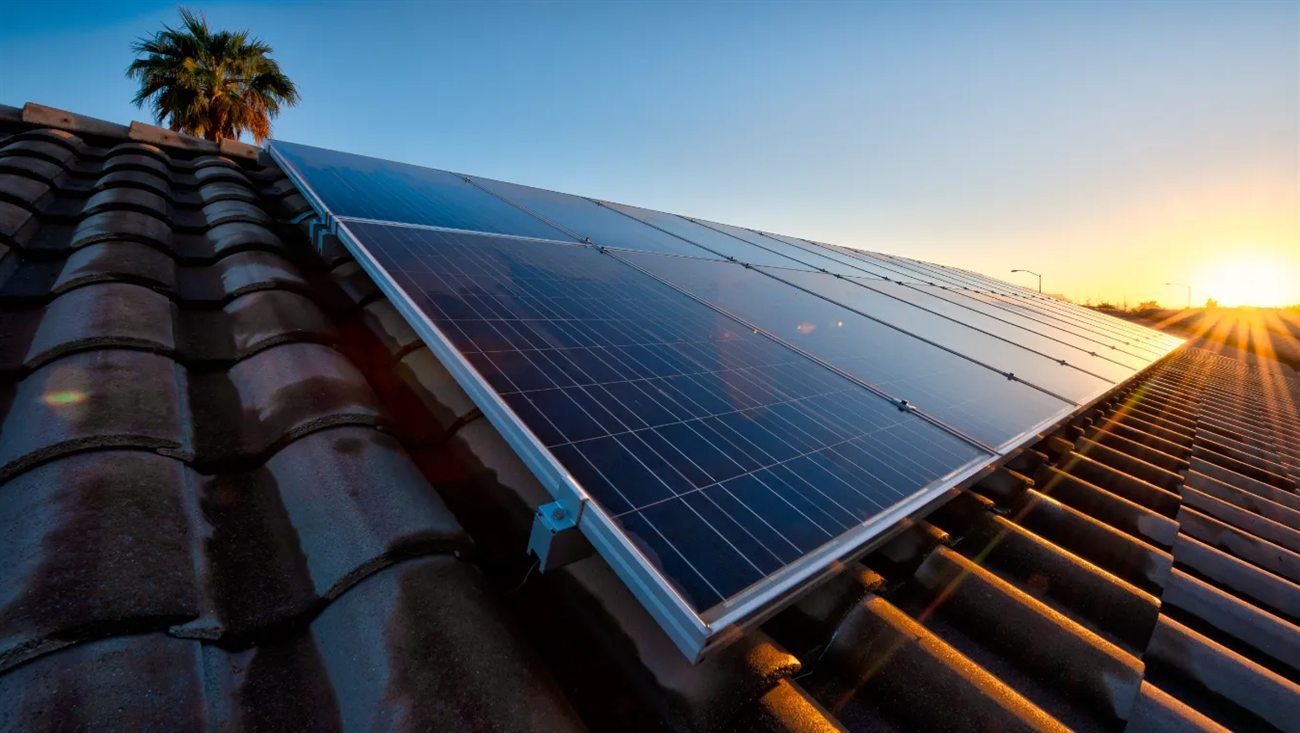 Panneaux photovoltaïques installés sur une toiture par Occitanie Toiture